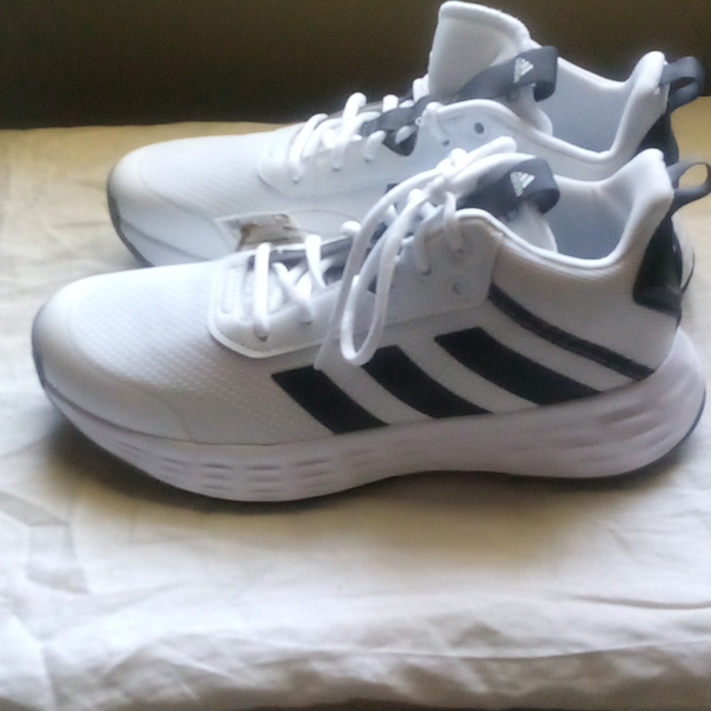 Black and white unisex size 8